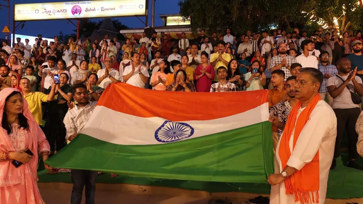 भारतीय सेना ने आतंकियों को मारा, भक्तों ने बाबा को पहनाया कमल हजारा भारतीय सेना ने आतंकियों को मारा, भक्तों ने बाबा को पहनाया कमल हजारा