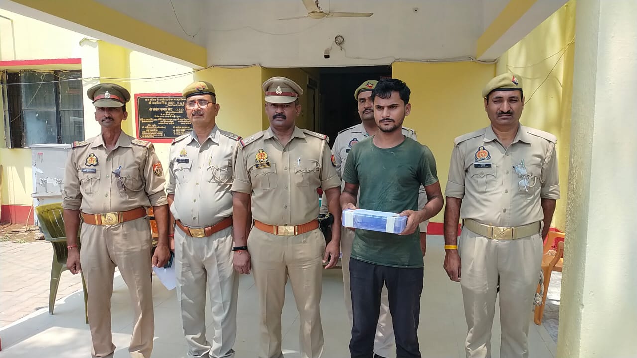 चकिया पुलिस की बड़ी सफलता: 15 हजार के इनामिया शातिर गो तस्कर को अवैध हथियार के साथ किया गिरफ्तार चकिया पुलिस की बड़ी सफलता: 15 हजार के इनामिया शातिर गो तस्कर को अवैध हथियार के साथ किया गिरफ्तार