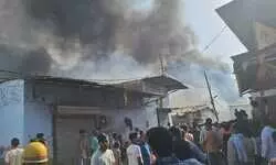 कलक्टरगंज गल्ला मंडी में लगी भीषण आग, पांच झुलसे, कई विस्फोट सुने गए