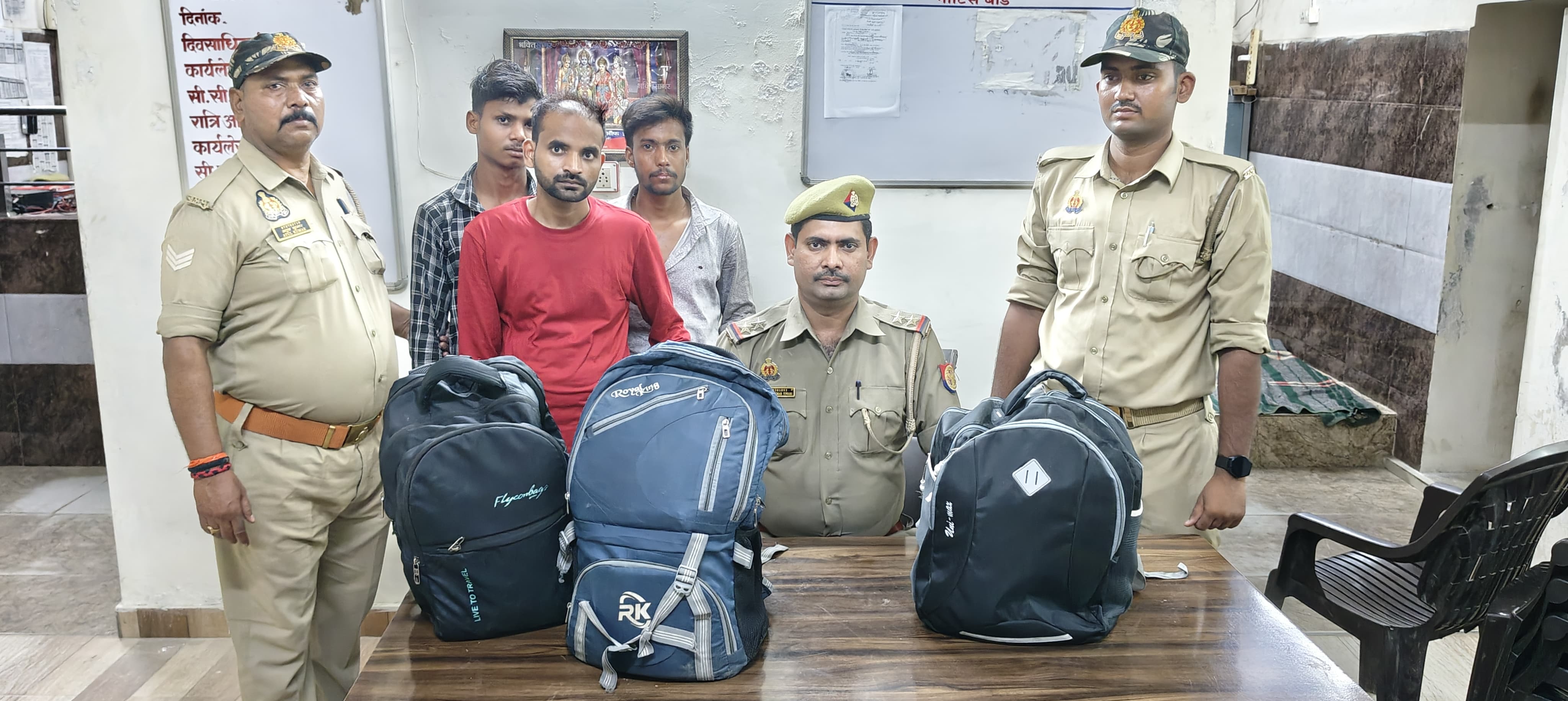 शराब तस्करी का प्रयास नाकाम: तीन तस्कर गिरफ्तार, 19 लीटर अंग्रेजी शराब बरामद शराब तस्करी का प्रयास नाकाम: तीन तस्कर गिरफ्तार, 19 लीटर अंग्रेजी शराब बरामद