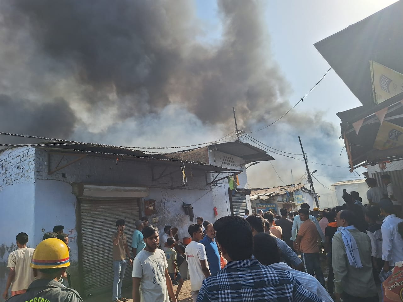 कलक्टरगंज गल्ला मंडी में लगी भीषण आग, पांच झुलसे, कई विस्फोट सुने गए कलक्टरगंज गल्ला मंडी में लगी भीषण आग, पांच झुलसे, कई विस्फोट सुने गए