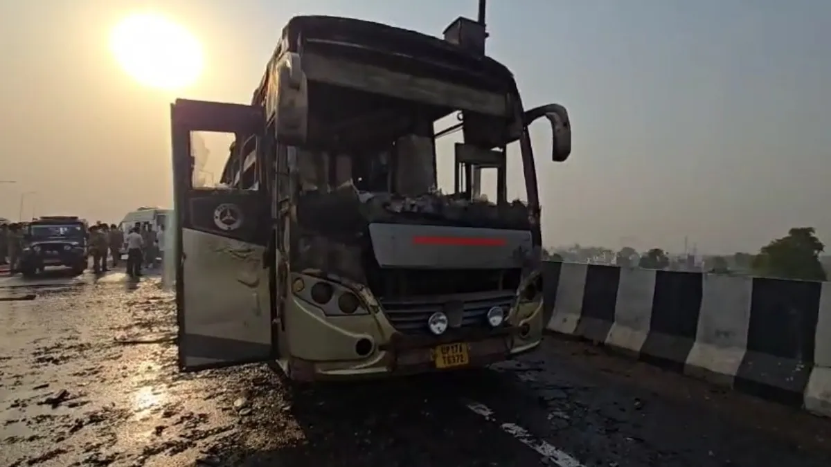 लखनऊ के किसान पथ पर डबल डेकर बस में लगी भीषण आग, 5 यात्रियों की जलकर मौत लखनऊ के किसान पथ पर डबल डेकर बस में लगी भीषण आग, 5 यात्रियों की जलकर मौत