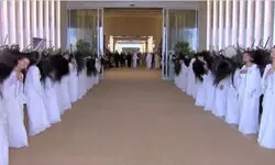 UAE में ट्रंप के स्वागत में मुस्लिम महिला डांसरों ने ऐसे लहराई खोलकर अपनी जुल्फें