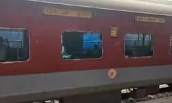 рдкреБрд░реА рд╕реЗ рд╣рдЯрд┐рдпрд╛ рдЖ рд░рд╣реА рддрдкрд╕реНрд╡рд┐рдиреА рдПрдХреНрд╕рдкреНрд░реЗрд╕ рдкрд░ рдкрдерд░рд╛рд╡, рдПрд╕реА рдХреЛрдЪ рдХрд╛ рдХрд╛рдВрдЪ рдЯреВрдЯрд╛; рдпрд╛рддреНрд░рд┐рдпреЛрдВ рдореЗрдВ рджрд╣рд╢рдд рдкреБрд░реА рд╕реЗ рд╣рдЯрд┐рдпрд╛ рдЖ рд░рд╣реА рддрдкрд╕реНрд╡рд┐рдиреА рдПрдХреНрд╕рдкреНрд░реЗрд╕ рдкрд░ рдкрдерд░рд╛рд╡, рдПрд╕реА рдХреЛрдЪ рдХрд╛ рдХрд╛рдВрдЪ рдЯреВрдЯрд╛; рдпрд╛рддреНрд░рд┐рдпреЛрдВ рдореЗрдВ рджрд╣рд╢рдд