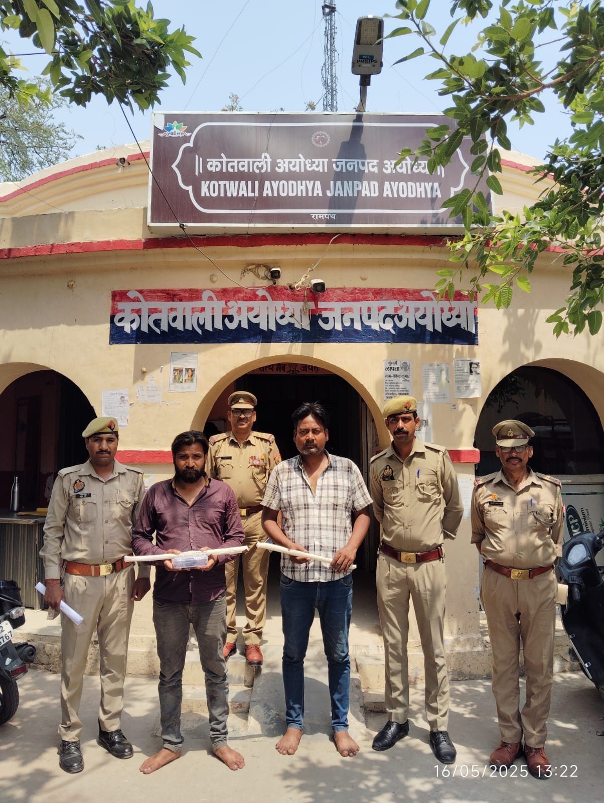अयोध्या पुलिस की बड़ी कामयाबी- हत्या के वांछित दो अभियुक्त गिरफ्तार, घटना में प्रयुक्त डंडे बरामद अयोध्या पुलिस की बड़ी कामयाबी- हत्या के वांछित दो अभियुक्त गिरफ्तार, घटना में प्रयुक्त डंडे बरामद