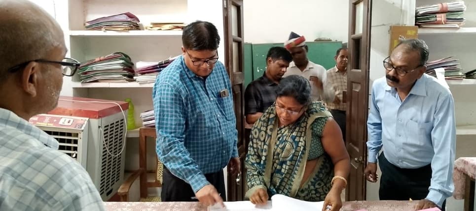 जिलाधिकारी रवीश गुप्ता ने कार्यालय नलकूप खण्ड का किया आकस्मिक निरीक्षण जिलाधिकारी रवीश गुप्ता ने कार्यालय नलकूप खण्ड का किया आकस्मिक निरीक्षण