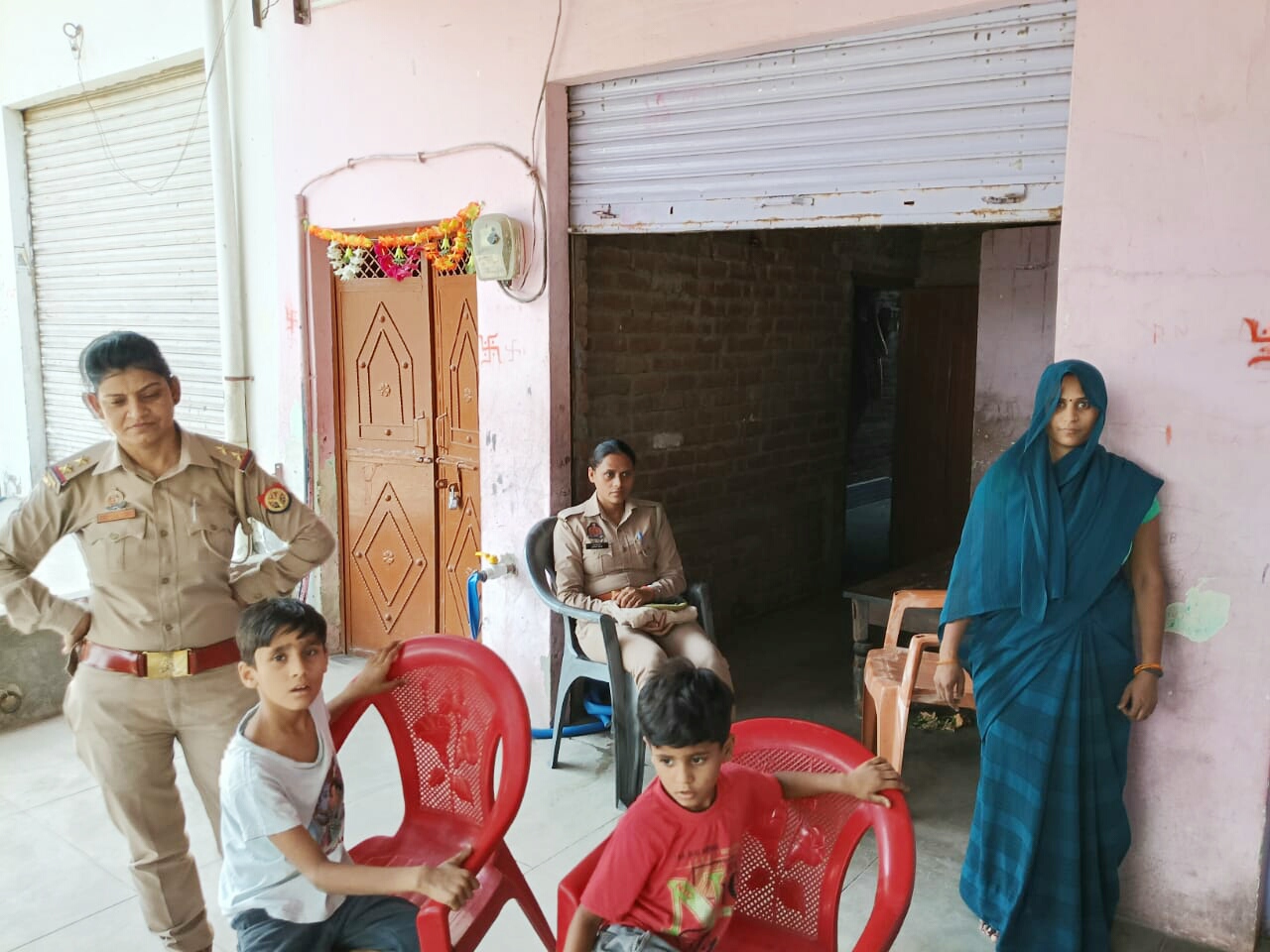 सरकारी पुलिया तोड़ने से रोका तो सिंचाई विभाग के अधिकारियों ने महिला को घर में घुसकर दी गालियाँ, सपा सरकार में जे०ई गजेंद्र सिंह के द्वारा बनवाई गई थी पुलिया सरकारी पुलिया तोड़ने से रोका तो सिंचाई विभाग के अधिकारियों ने महिला को घर में घुसकर दी गालियाँ, सपा सरकार में जे०ई गजेंद्र सिंह के द्वारा बनवाई गई थी पुलिया