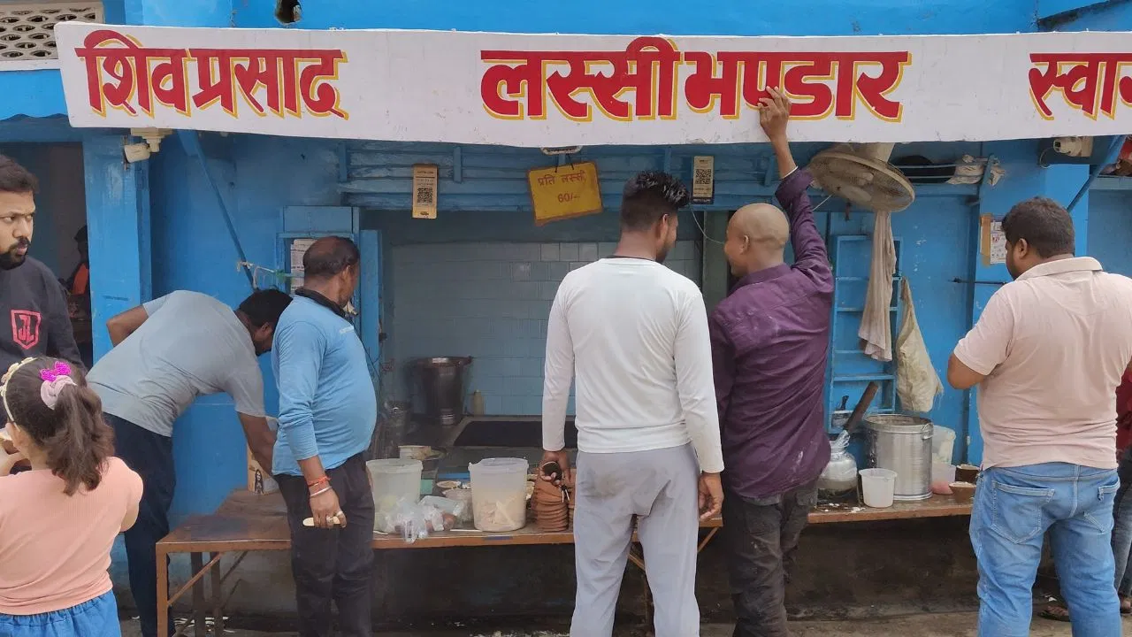 लाल बहादुर शास्त्री ने दी प्रेरणा, फिर खुली ये खास लस्सी की दुकान… PM मोदी भी मुरीद लाल बहादुर शास्त्री ने दी प्रेरणा, फिर खुली ये खास लस्सी की दुकान… PM मोदी भी मुरीद