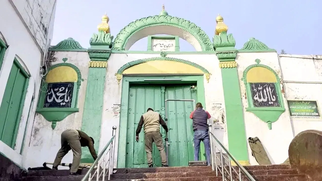 संभल जामा मस्जिद सर्वे मामले में इलाहाबाद हाई कोर्ट से मुस्लिम पक्ष को तगड़ा झटका, सिविल रिवीजन पिटीशन खारिज संभल जामा मस्जिद सर्वे मामले में इलाहाबाद हाई कोर्ट से मुस्लिम पक्ष को तगड़ा झटका, सिविल रिवीजन पिटीशन खारिज