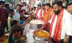 जेठ के दूसरे मंगलवार पर महोबरा बाजार में भक्ति और सेवा का संगम, हज़ारों भक्तों ने ग्रहण किया प्रसाद