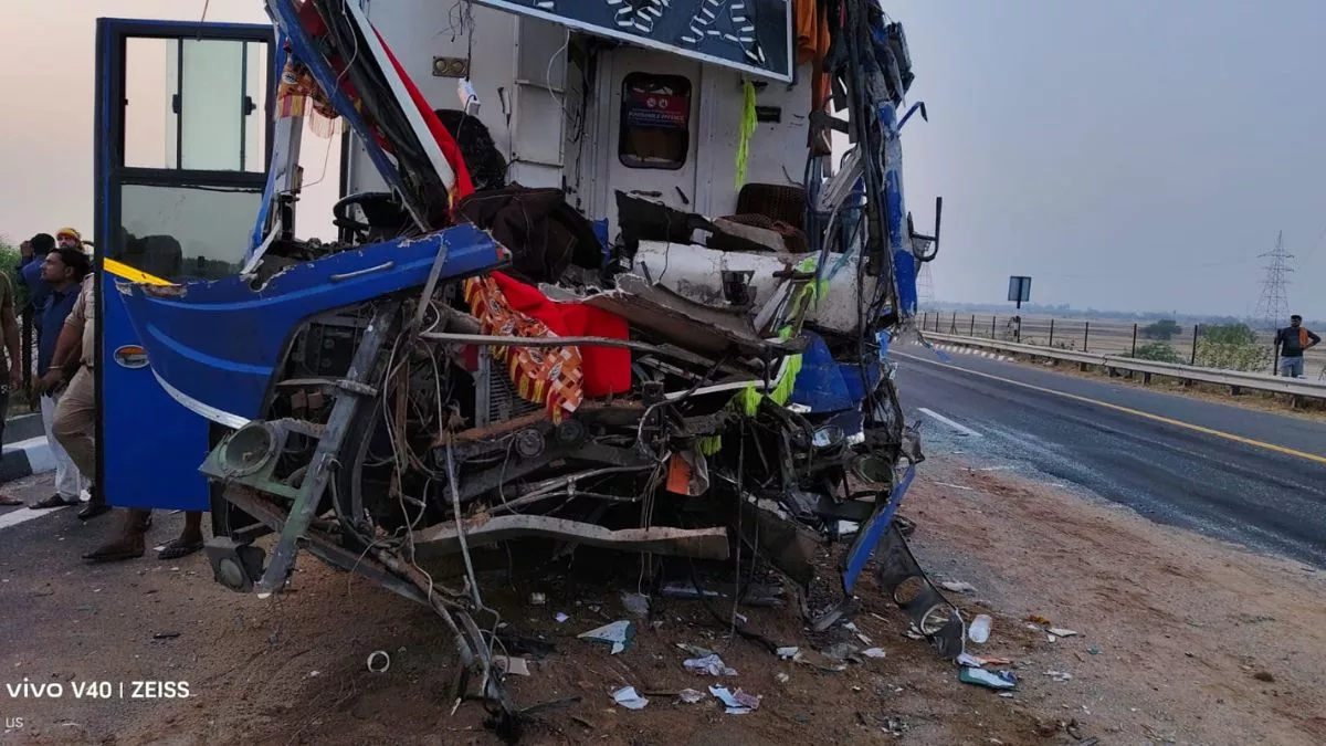 आगरा-लखनऊ एक्सप्रेस-वे पर आजमगढ़ से दिल्ली जा रही बस खड़े ट्रक से टकराई, 21 लोग हुए घायल आगरा-लखनऊ एक्सप्रेस-वे पर आजमगढ़ से दिल्ली जा रही बस खड़े ट्रक से टकराई, 21 लोग हुए घायल