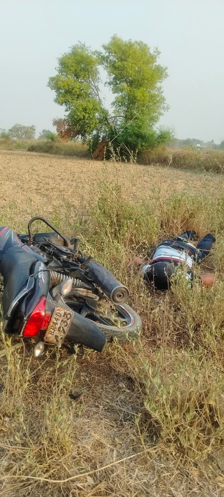 सड़क हादसे में बाइक सवार युवक की मौत, अनियंत्रित बाइक खाई में गिरी ... सड़क हादसे में बाइक सवार युवक की मौत, अनियंत्रित बाइक खाई में गिरी ...