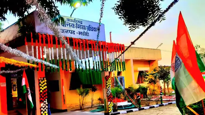 भदोही के जिला बेसिक शिक्षा अधिकारी पर फर्जी डिग्री के गंभीर आरोप, जांच की मांग भदोही के जिला बेसिक शिक्षा अधिकारी पर फर्जी डिग्री के गंभीर आरोप, जांच की मांग