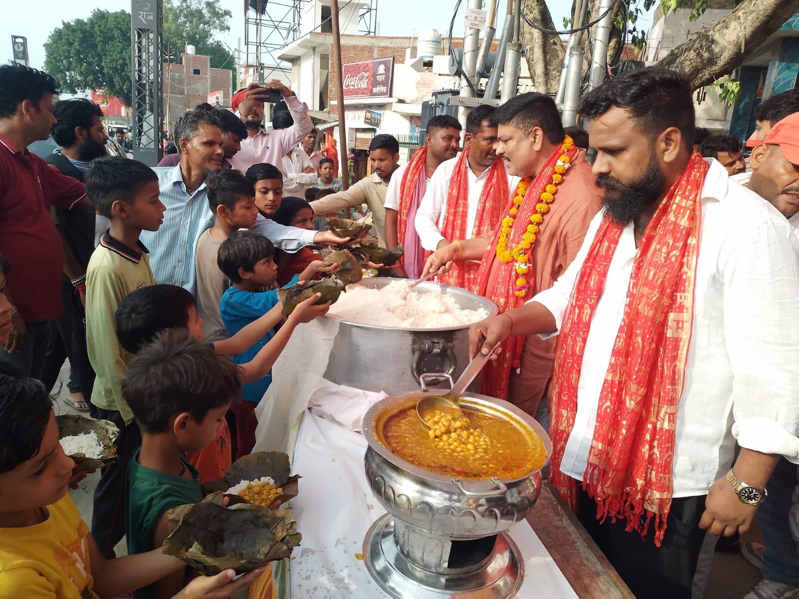 जेठ के दूसरे मंगलवार पर महोबरा बाजार में भक्ति और सेवा का संगम, हज़ारों भक्तों ने ग्रहण किया प्रसाद जेठ के दूसरे मंगलवार पर महोबरा बाजार में भक्ति और सेवा का संगम, हज़ारों भक्तों ने ग्रहण किया प्रसाद