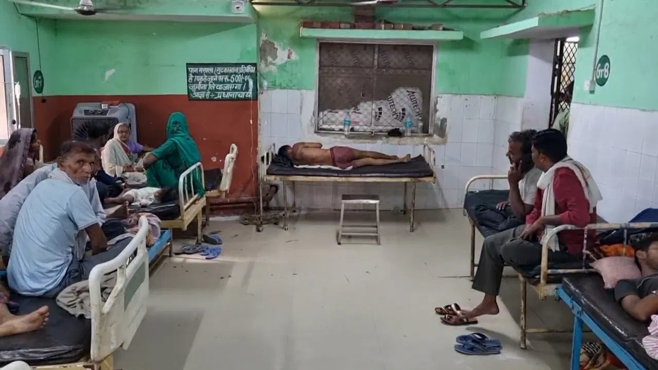 हरदोई-यूरिन पिलाया, नंगे बदन पर खौलता पानी डाला… गर्लफ्रेंड से मिलने गया बॉयफ्रेंड, घरवालों ने हैवानियत की हदें की पार हरदोई-यूरिन पिलाया, नंगे बदन पर खौलता पानी डाला… गर्लफ्रेंड से मिलने गया बॉयफ्रेंड, घरवालों ने हैवानियत की हदें की पार