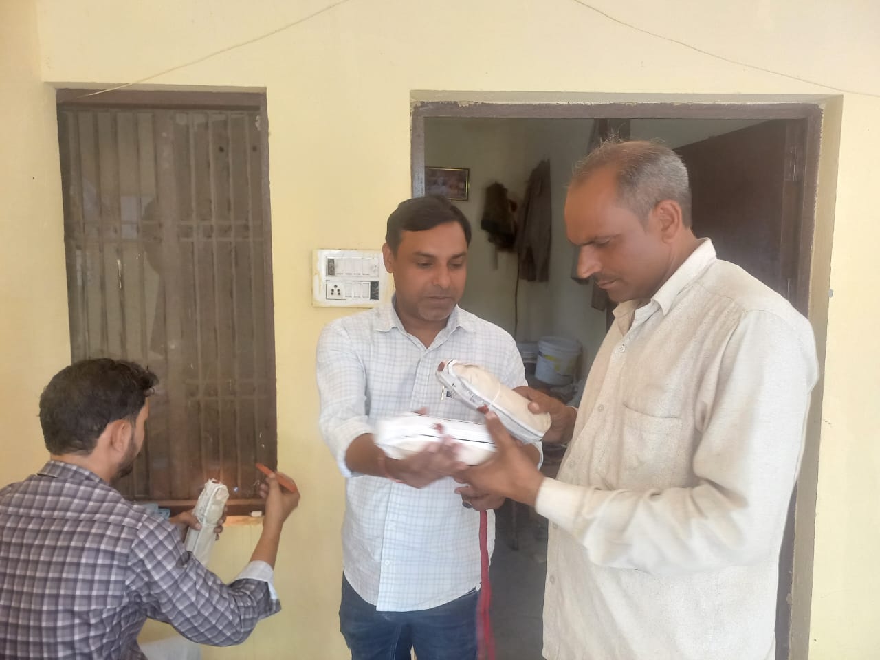 एसडीएम महावन ने 2500 लीटर सिंथेटिक दूध से भरा टैंकर पकड़ा, सचल टीम ने नष्ट कराया एसडीएम महावन ने 2500 लीटर सिंथेटिक दूध से भरा टैंकर पकड़ा, सचल टीम ने नष्ट कराया