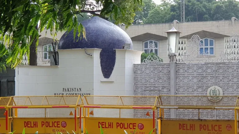 भारत सरकार ने पाक उच्चायोग के एक अधिकारी को 24 घंटे में भारत छोड़ने के आदेश दिए भारत सरकार ने पाक उच्चायोग के एक अधिकारी को 24 घंटे में भारत छोड़ने के आदेश दिए