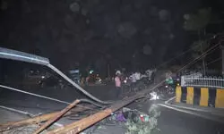 рдЖрдВрдзреА-рддреВрдлрд╛рди рджреЗрдЦ рднрд╛рдЧ рд░рд╣реА рдереА... рддрднреА 22рд╡реАрдВ рдордВрдЬрд┐рд▓ рд╕реЗ рдЧрд┐рд░реА рдЧреНрд░рд┐рд▓, рдзрдбрд╝ рд╕реЗ рдЕрд▓рдЧ рд╣реЛ рдЧрдИ рдЧрд░реНрджрди; рдЦреМрдлрдирд╛рдХ рдордВрдЬрд░ рджреЗрдЦ рд╕рд╣рдореЗ рд▓реЛрдЧ рдЖрдВрдзреА-рддреВрдлрд╛рди рджреЗрдЦ рднрд╛рдЧ рд░рд╣реА рдереА... рддрднреА 22рд╡реАрдВ рдордВрдЬрд┐рд▓ рд╕реЗ рдЧрд┐рд░реА рдЧреНрд░рд┐рд▓, рдзрдбрд╝ рд╕реЗ рдЕрд▓рдЧ рд╣реЛ рдЧрдИ рдЧрд░реНрджрди; рдЦреМрдлрдирд╛рдХ рдордВрдЬрд░ рджреЗрдЦ рд╕рд╣рдореЗ рд▓реЛрдЧ