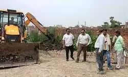 सरकारी तालाब पर चला बुलडोजर: अतिक्रमण हटाने पहुंचा प्रशासन, कॉलोनाइजरों में मचा हड़कंप सरकारी तालाब पर चला बुलडोजर: अतिक्रमण हटाने पहुंचा प्रशासन, कॉलोनाइजरों में मचा हड़कंप