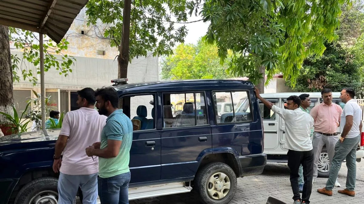 रिश्वत में मोटी रकम लेते रंगे हाथ पकड़ा गया लेखपाल, लाखों में रखी थी डिमांड; थाने में चल रही पूछताछ रिश्वत में मोटी रकम लेते रंगे हाथ पकड़ा गया लेखपाल, लाखों में रखी थी डिमांड; थाने में चल रही पूछताछ