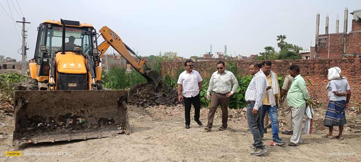 सरकारी तालाब पर चला बुलडोजर: अतिक्रमण हटाने पहुंचा प्रशासन, कॉलोनाइजरों में मचा हड़कंप सरकारी तालाब पर चला बुलडोजर: अतिक्रमण हटाने पहुंचा प्रशासन, कॉलोनाइजरों में मचा हड़कंप