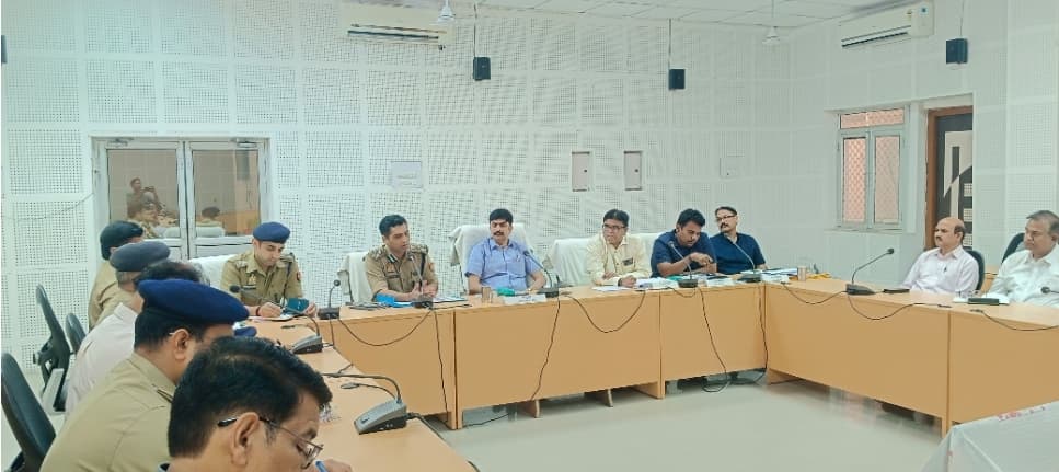 कर-करेत्तर, कानून व्यवस्था, राजस्व वसूली एवं राजस्व कार्यो की मासिक समीक्षा बैठक आयुक्त सभागार में सम्पन्न