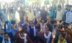 рд╕рд╛рдерд┐рдпреЛрдВ рдХреА рдореМрдд рд╕реЗ рднрдбрд╝рдХреЗ рдбрд╛рдХрдХрд░реНрдореА, рдореГрддрдХ рд╕рд╛рдерд┐рдпреЛрдВ рдХреЗ рдЖрд╢реНрд░рд┐рддреЛрдВ рдХреЛ рдиреМрдХрд░реА рджрд┐рд▓рд╛рдиреЗ рдХреА рдорд╛рдВрдЧ рд╕рд╛рдерд┐рдпреЛрдВ рдХреА рдореМрдд рд╕реЗ рднрдбрд╝рдХреЗ рдбрд╛рдХрдХрд░реНрдореА, рдореГрддрдХ рд╕рд╛рдерд┐рдпреЛрдВ рдХреЗ рдЖрд╢реНрд░рд┐рддреЛрдВ рдХреЛ рдиреМрдХрд░реА рджрд┐рд▓рд╛рдиреЗ рдХреА рдорд╛рдВрдЧ