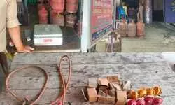 рдШрд░реЗрд▓реВ рдЧреИрд╕ рд╕рд┐рд▓реЗрдВрдбрд░реЛрдВ рд╕реЗ рдЕрд╡реИрдз рд░рд┐рдлрд┐рд▓рд┐рдВрдЧ рдХрд░рдиреЗ рд╡рд╛рд▓реЗ рдкрд░ рдмрдбрд╝реА рдХрд╛рд░реНрд░рд╡рд╛рдИ, рдПрдлрдЖрдИрдЖрд░ рджрд░реНрдЬ рдШрд░реЗрд▓реВ рдЧреИрд╕ рд╕рд┐рд▓реЗрдВрдбрд░реЛрдВ рд╕реЗ рдЕрд╡реИрдз рд░рд┐рдлрд┐рд▓рд┐рдВрдЧ рдХрд░рдиреЗ рд╡рд╛рд▓реЗ рдкрд░ рдмрдбрд╝реА рдХрд╛рд░реНрд░рд╡рд╛рдИ, рдПрдлрдЖрдИрдЖрд░ рджрд░реНрдЬ