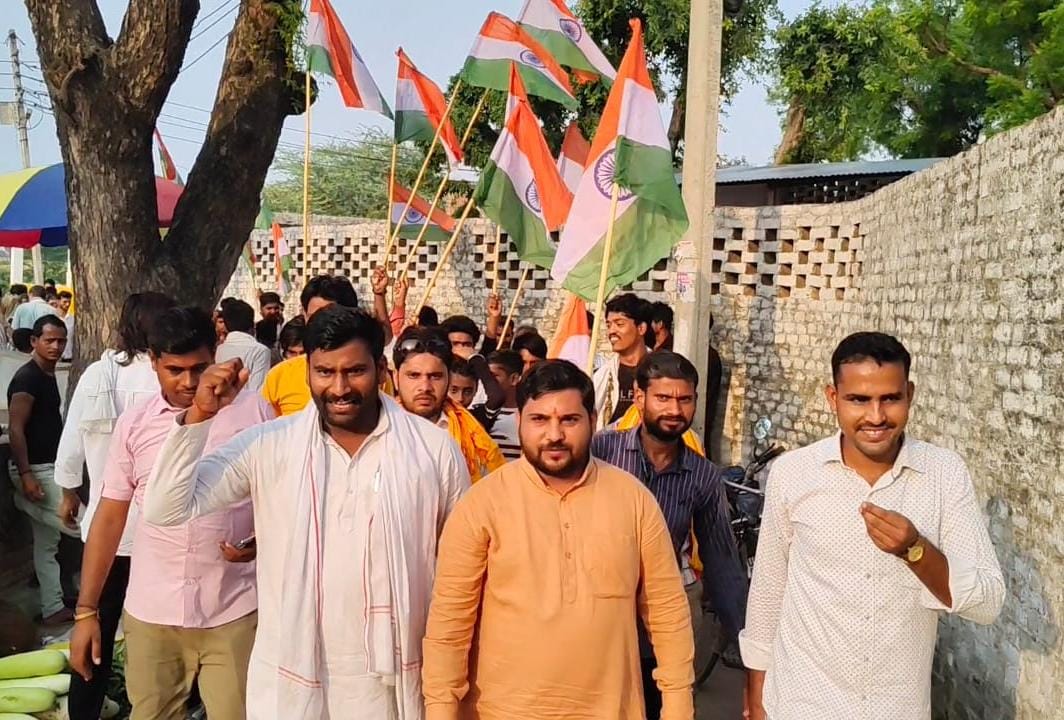 कुम्हावर बाजार में वीर सैनिकों के सम्मान में निकाली तिरंगा यात्रा कुम्हावर बाजार में वीर सैनिकों के सम्मान में निकाली तिरंगा यात्रा