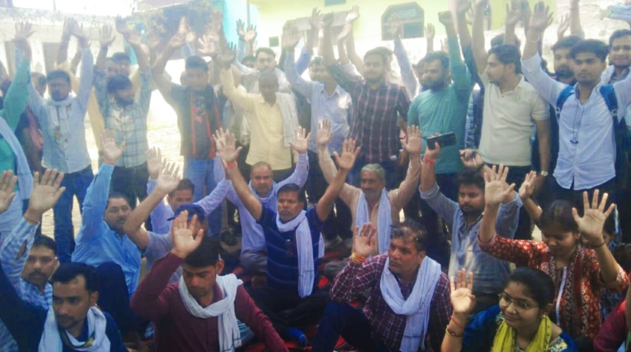 साथियों की मौत से भड़के डाककर्मी, मृतक साथियों के आश्रितों को नौकरी दिलाने की मांग साथियों की मौत से भड़के डाककर्मी, मृतक साथियों के आश्रितों को नौकरी दिलाने की मांग