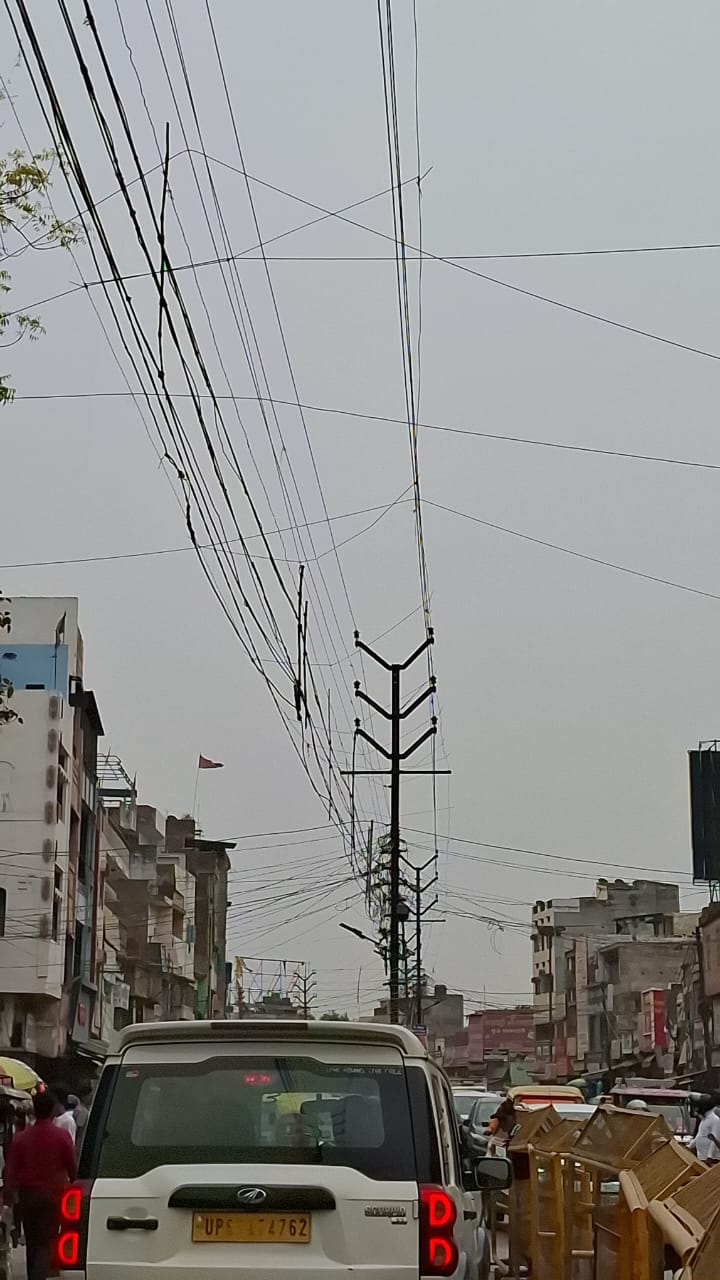 विद्युत विभाग की लापरवाही बनी मौत का आमंत्रण, पंडित दीनदयाल उपाध्याय नगर क्षेत्र में जर्जर तारों से बढ़ा खतरा विद्युत विभाग की लापरवाही बनी मौत का आमंत्रण, पंडित दीनदयाल उपाध्याय नगर क्षेत्र में जर्जर तारों से बढ़ा खतरा