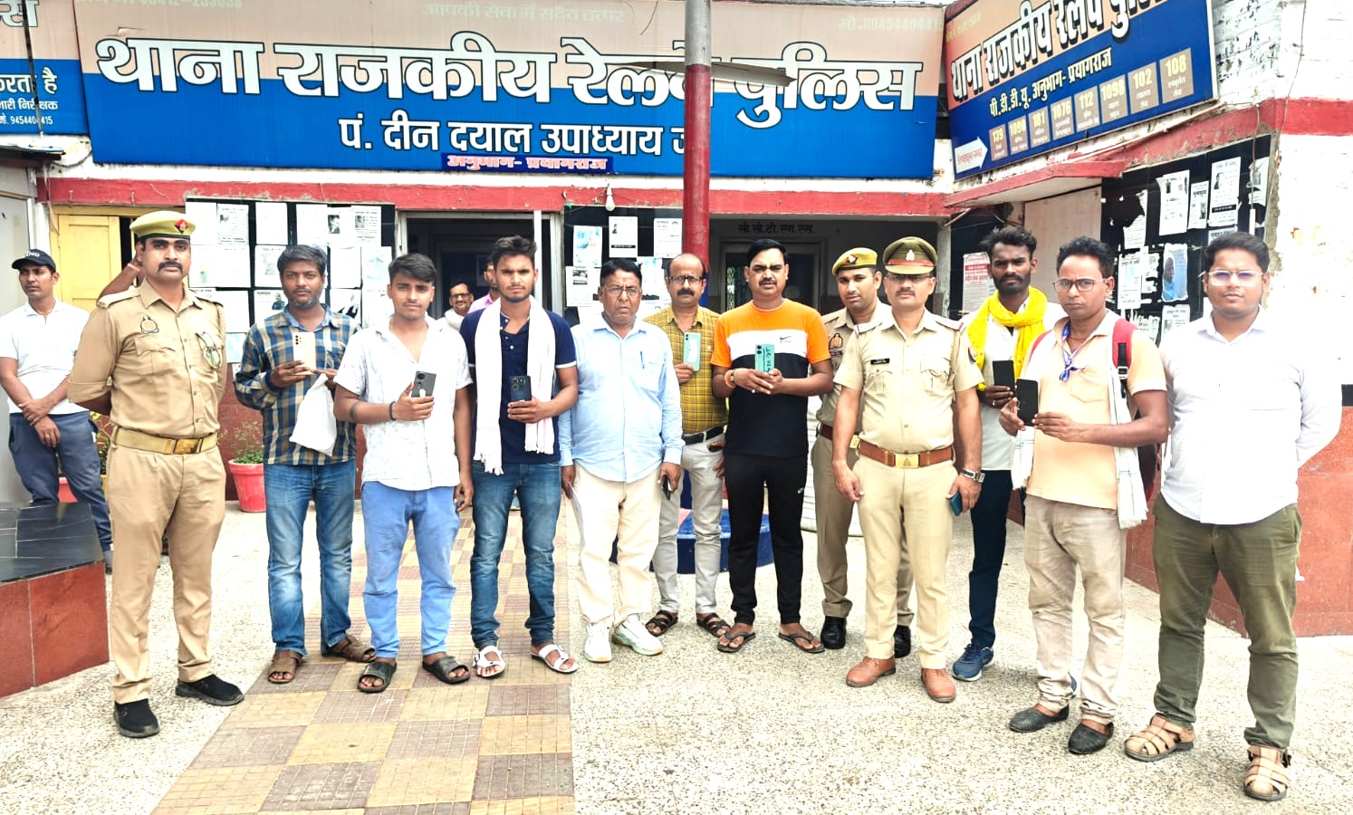 डीडीयू जंक्शन पर जीआरपी का बड़ा ऑपरेशन:30 लाख के 142 चोरी के मोबाइल बरामद, असली मालिकों को लौटाया गया डीडीयू जंक्शन पर जीआरपी का बड़ा ऑपरेशन:30 लाख के 142 चोरी के मोबाइल बरामद, असली मालिकों को लौटाया गया