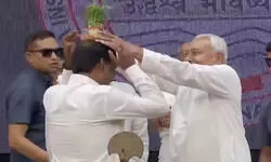 नीतीश कुमार ने IAS अफसर के सिर पर धर दिया गमला, चौंक गए सभी नीतीश कुमार ने IAS अफसर के सिर पर धर दिया गमला, चौंक गए सभी