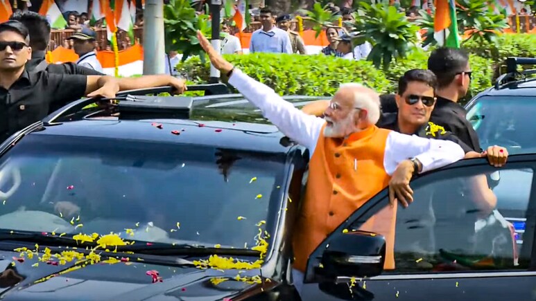 ऑपरेशन सिंदूर के बाद पहली बार गुजरात में पीएम मोदी, वडोदरा रोड शो में जनता ने किया जोरदार स्वागत ऑपरेशन सिंदूर के बाद पहली बार गुजरात में पीएम मोदी, वडोदरा रोड शो में जनता ने किया जोरदार स्वागत