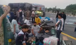 एक्सप्रेस-वे पर तेज रफ्तार स्लीपर बस ने आगे चल रही बस में मारी टक्कर, 26 यात्री घायल एक्सप्रेस-वे पर तेज रफ्तार स्लीपर बस ने आगे चल रही बस में मारी टक्कर, 26 यात्री घायल