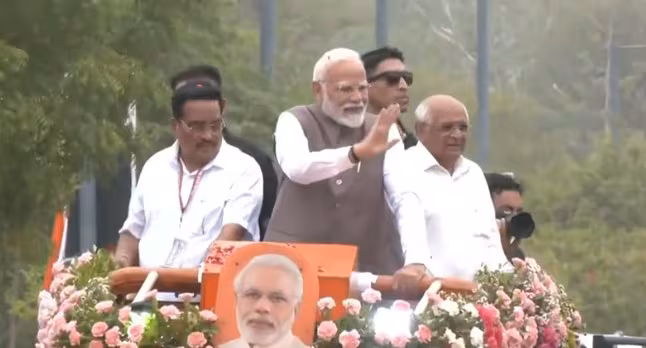 मोदी-मोदी के नारे, हाथों में तिरंगा... गांधीनगर में 2 KM लंबे रोड शो पर निकले PM मोदी मोदी-मोदी के नारे, हाथों में तिरंगा... गांधीनगर में 2 KM लंबे रोड शो पर निकले PM मोदी