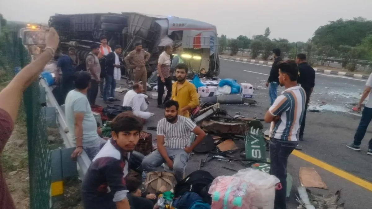 एक्सप्रेस-वे पर तेज रफ्तार स्लीपर बस ने आगे चल रही बस में मारी टक्कर, 26 यात्री घायल एक्सप्रेस-वे पर तेज रफ्तार स्लीपर बस ने आगे चल रही बस में मारी टक्कर, 26 यात्री घायल