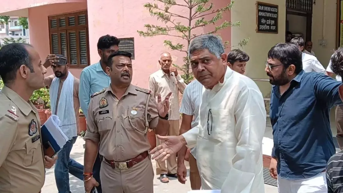 छात्रा से अश्लील बातें करने वाले अस्सिटेंट प्रोफेसर पर कार्रवाई, कॉलेज ने कहा- ऐसे कृत्य बर्दाश्त नहीं छात्रा से अश्लील बातें करने वाले अस्सिटेंट प्रोफेसर पर कार्रवाई, कॉलेज ने कहा- ऐसे कृत्य बर्दाश्त नहीं