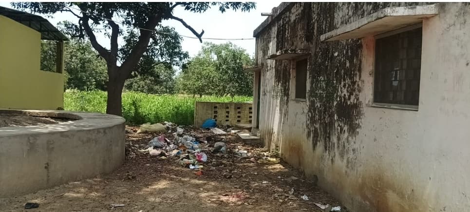 ग्राम प्रधान व सचिव की उदासीनता से पंचायत भवन पर लगा गन्दगी का अंबार ग्राम प्रधान व सचिव की उदासीनता से पंचायत भवन पर लगा गन्दगी का अंबार