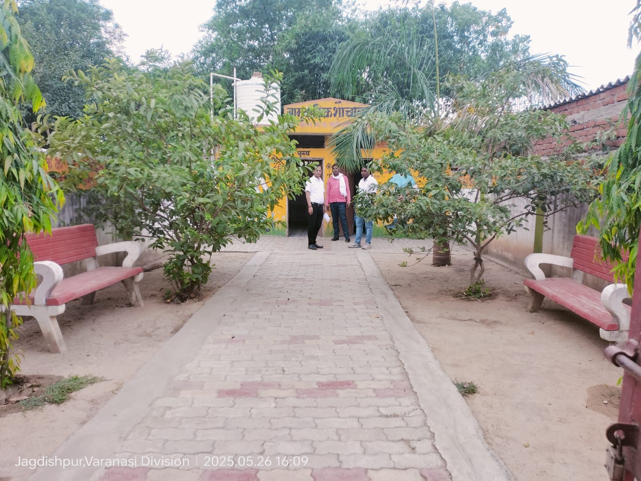 सकलडीहा क्षेत्र की सात ग्राम पंचायतों का निरीक्षण, लापरवाही पर दो सफाई कर्मियों का वेतन रोका गया सकलडीहा क्षेत्र की सात ग्राम पंचायतों का निरीक्षण, लापरवाही पर दो सफाई कर्मियों का वेतन रोका गया