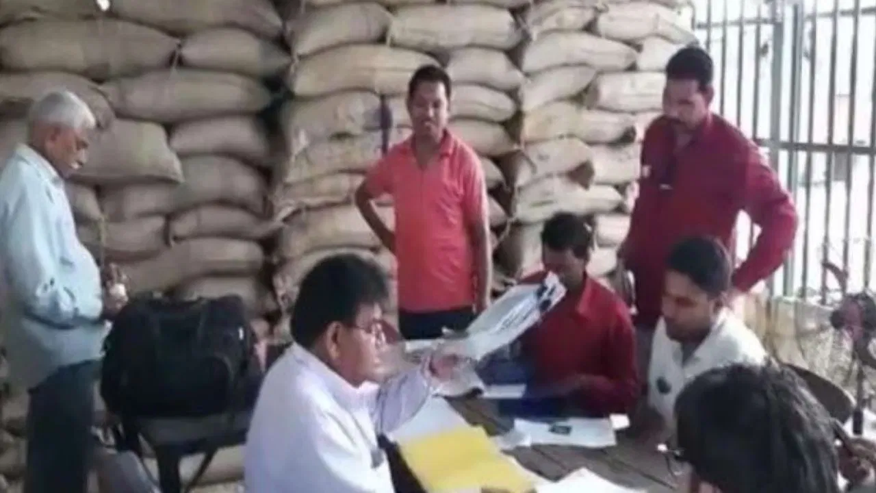 एक आधार पर 100 लोगों को बांटा राशन, बरेली-आगरा और मेरठ में कैसे हुआ खाद्यान्न घोटाला? फर्जीवाड़े की पूरी कहानी एक आधार पर 100 लोगों को बांटा राशन, बरेली-आगरा और मेरठ में कैसे हुआ खाद्यान्न घोटाला? फर्जीवाड़े की पूरी कहानी