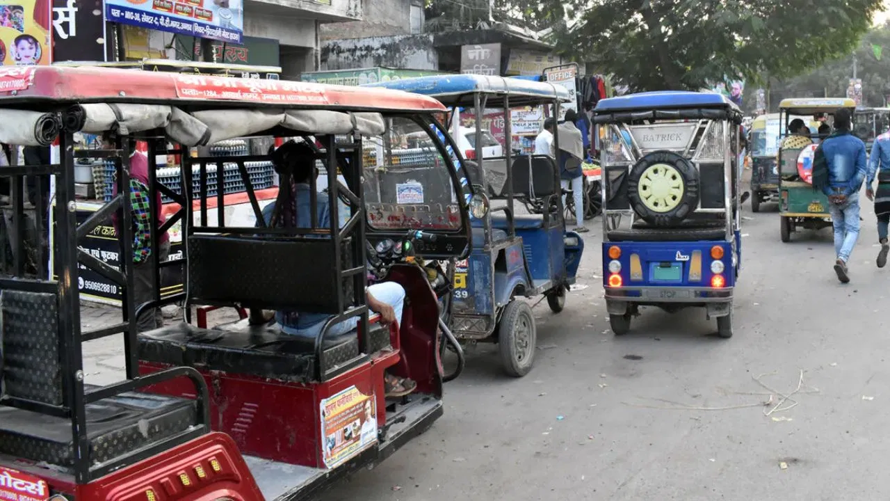 UP में ई रिक्शा, ओला-उबर चलाने वालों के लिए नए नियम! करने होंगे ये जरूरी काम UP में ई रिक्शा, ओला-उबर चलाने वालों के लिए नए नियम! करने होंगे ये जरूरी काम