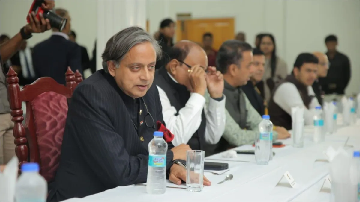 पाकिस्तान की तो धज्जियां उड़ा रहे हैं शशि थरूर, अब बोले- गांधी का देश भी ऐसा होने पर दूसरा गाल आगे नहीं करेगा पाकिस्तान की तो धज्जियां उड़ा रहे हैं शशि थरूर, अब बोले- गांधी का देश भी ऐसा होने पर दूसरा गाल आगे नहीं करेगा