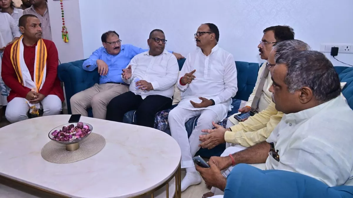 शुभम के परिजनों से मुलाकात कर सकते हैं पीएम मोदी, बिना प्रोटोकॉल के पहुंचे डिप्टी सीएम ब्रजेश पाठक शुभम के परिजनों से मुलाकात कर सकते हैं पीएम मोदी, बिना प्रोटोकॉल के पहुंचे डिप्टी सीएम ब्रजेश पाठक