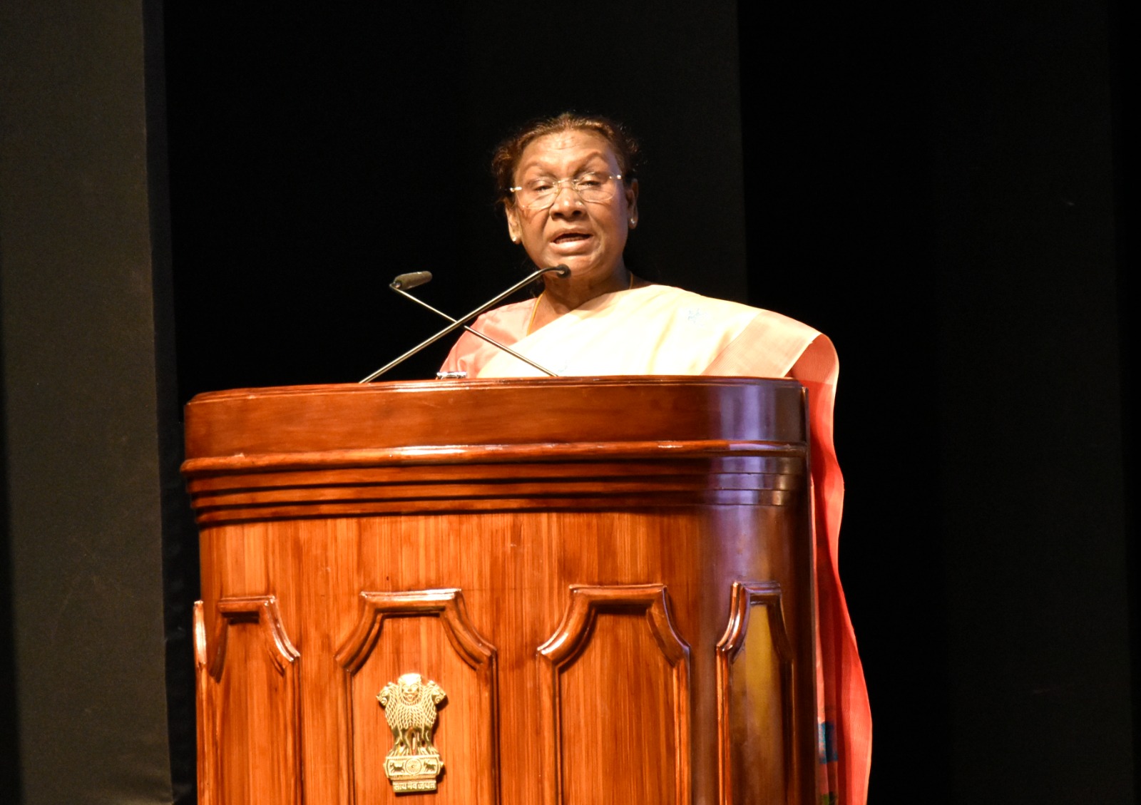 स्थायी मानवीय मूल्य कालजयी साहित्य की पहचान - द्रौपदी मुर्मु स्थायी मानवीय मूल्य कालजयी साहित्य की पहचान - द्रौपदी मुर्मु