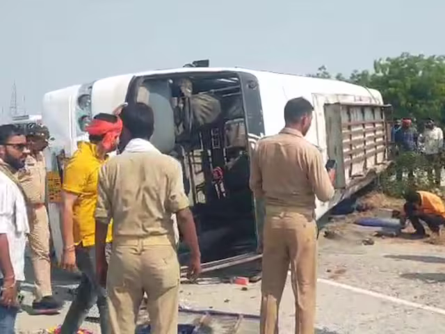 जौनपुर में बस स्टीयरिंग फेल होने से पलटी, चार यात्रियों की मौत, एक दर्जन से ज्यादा घायल जौनपुर में बस स्टीयरिंग फेल होने से पलटी, चार यात्रियों की मौत, एक दर्जन से ज्यादा घायल