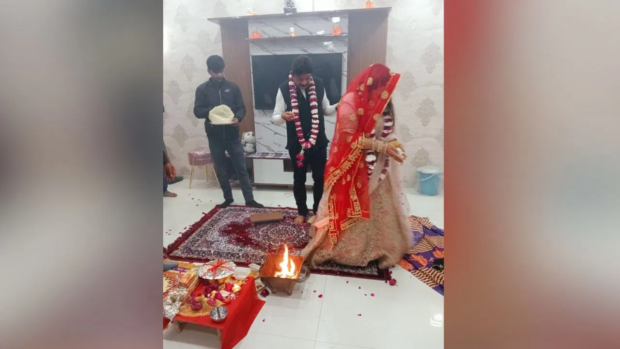 बहू ने सास को छोड़ा अकेला, अधिकारी से कर ली शादी; पति की मौत के बाद मिली थी नौकरी बहू ने सास को छोड़ा अकेला, अधिकारी से कर ली शादी; पति की मौत के बाद मिली थी नौकरी