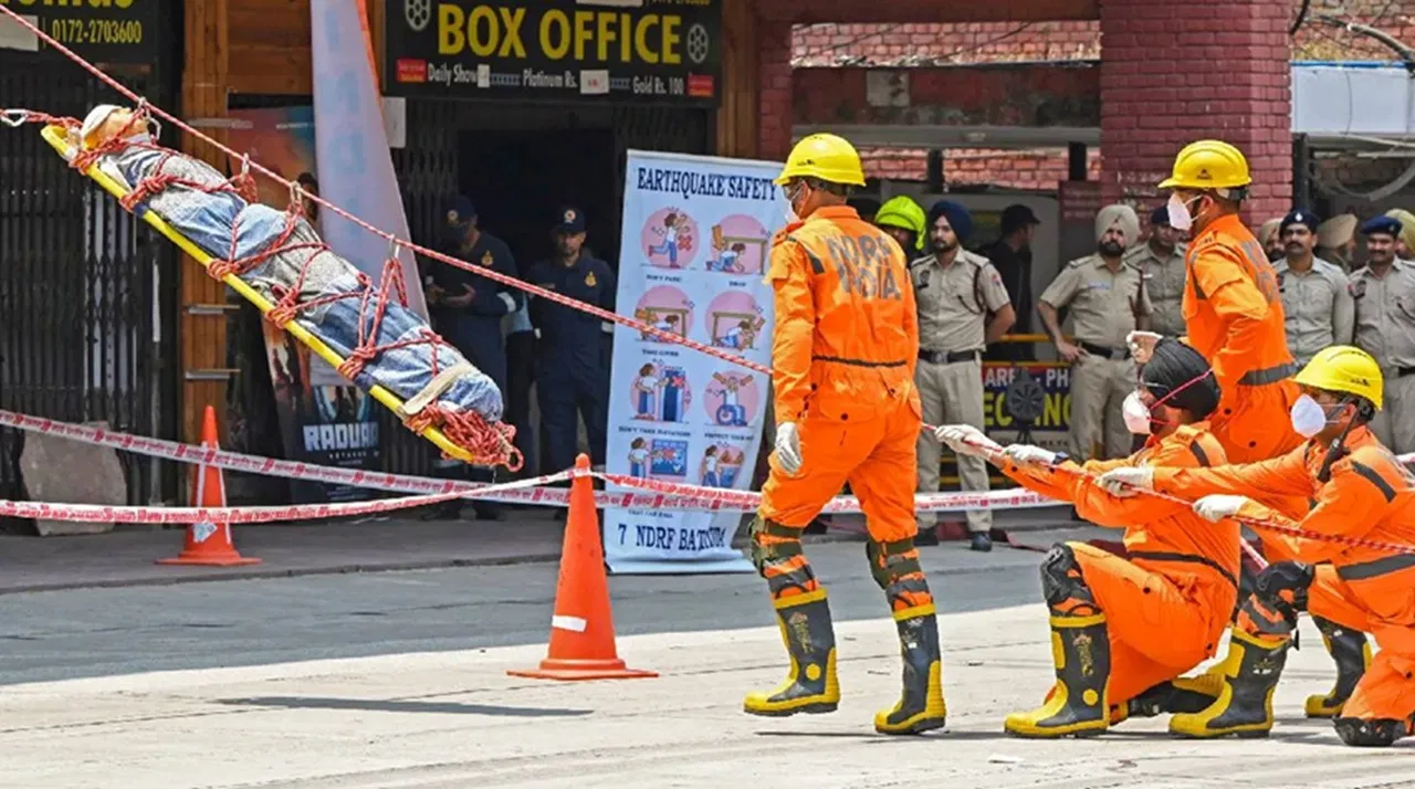 पंजाब-हरियाणा समेत 6 राज्यों में मॉक ड्रिल, रात 8 बजे होगा ब्लैकआउट; खौफ में पाकिस्तान पंजाब-हरियाणा समेत 6 राज्यों में मॉक ड्रिल, रात 8 बजे होगा ब्लैकआउट; खौफ में पाकिस्तान