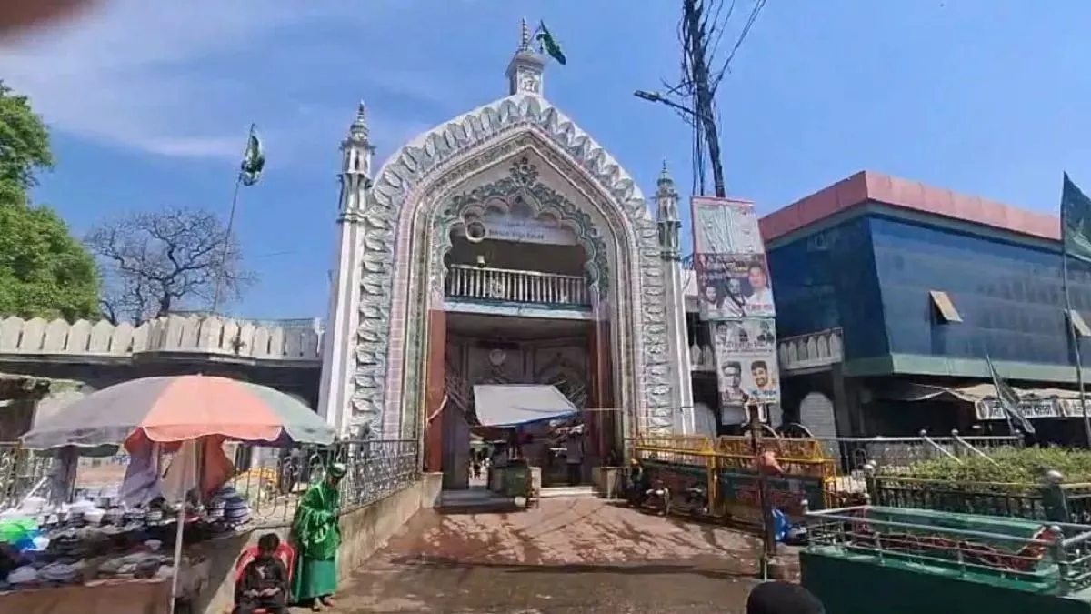 बहराइच में सालार गाजी की दरगाह पर भाजपा नेता ने चढ़ाई चादर, बताया ‘संत’; बोले- मेले पर रोक लेकिन उर्स पर नहीं बहराइच में सालार गाजी की दरगाह पर भाजपा नेता ने चढ़ाई चादर, बताया ‘संत’; बोले- मेले पर रोक लेकिन उर्स पर नहीं