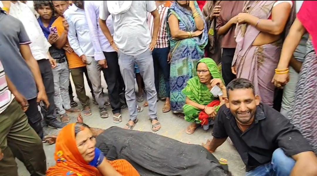सराय ममरेज में युवक की हत्या, परिजनों ने किया चक्काजाम सराय ममरेज में युवक की हत्या, परिजनों ने किया चक्काजाम